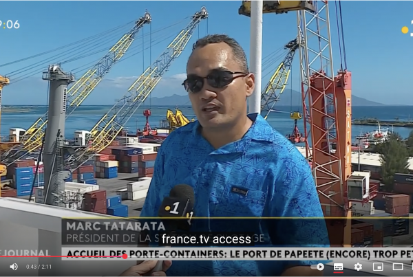 Entrée d'un porte conteneur à Papeete