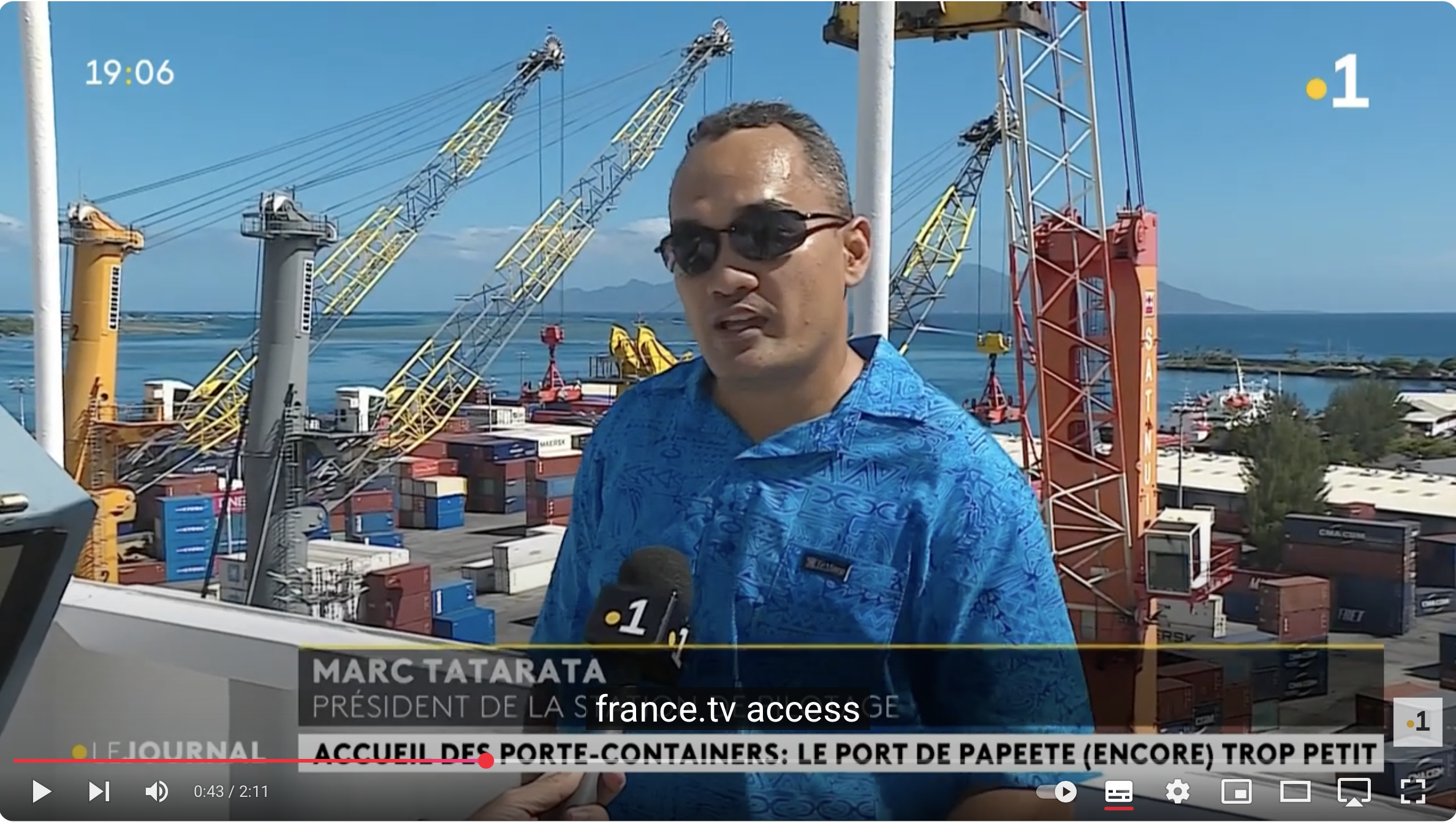Entrée d'un porte conteneur à Papeete