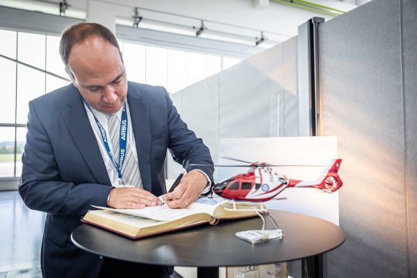 Charles Pleintel, président de la station de Dunkerque, signe la réception du nouveau H135