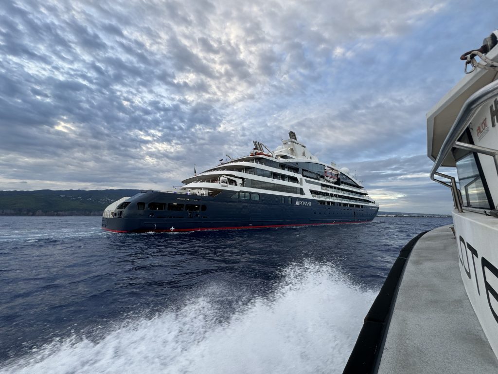 Pilote approchant d'un navire Ponant