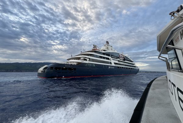 Pilote approchant d'un navire Ponant